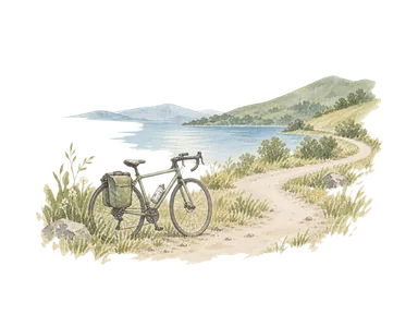 湖岸の道をたどる自転車と低い丘の概念画。特定区間の路面、通行可能性や正確なルート地図を再現しない。