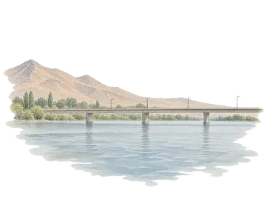 2005年のシルダリヤ川の写真を参考に、直線状の橋、左側の乾いた山稜と対岸の樹木を淡く省略した水彩。車や前景の柵は省略。