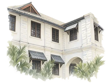 旧郵便局建物の白い石壁と格子窓、小庇、下部アーチの部分景。