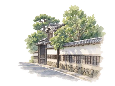 塩見縄手の瓦葺の白壁と黒い木格子、門と木々の部分景。