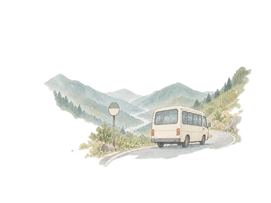 山あいのバス接続を表す小型バス、無地の停留所標識と山道の概念画。実際の車両・停留所・路線の地形の再現ではない。