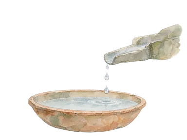 雨水の貯留を表す、水を入れた素朴な容器と小さな水滴の概念画。